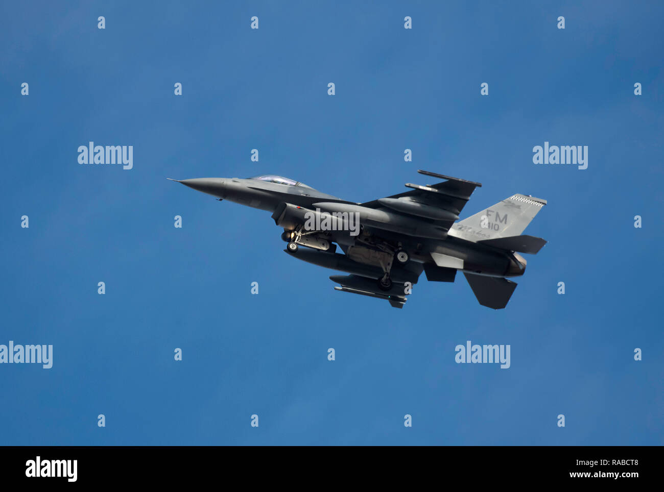 BOSSIER CITY, LA., U.S.A. - DEC. 17, 2018: U.S. Air Force F-16 Fighter vola sopra la città nel suo approccio alla Barksdale Air Force Base. Foto Stock