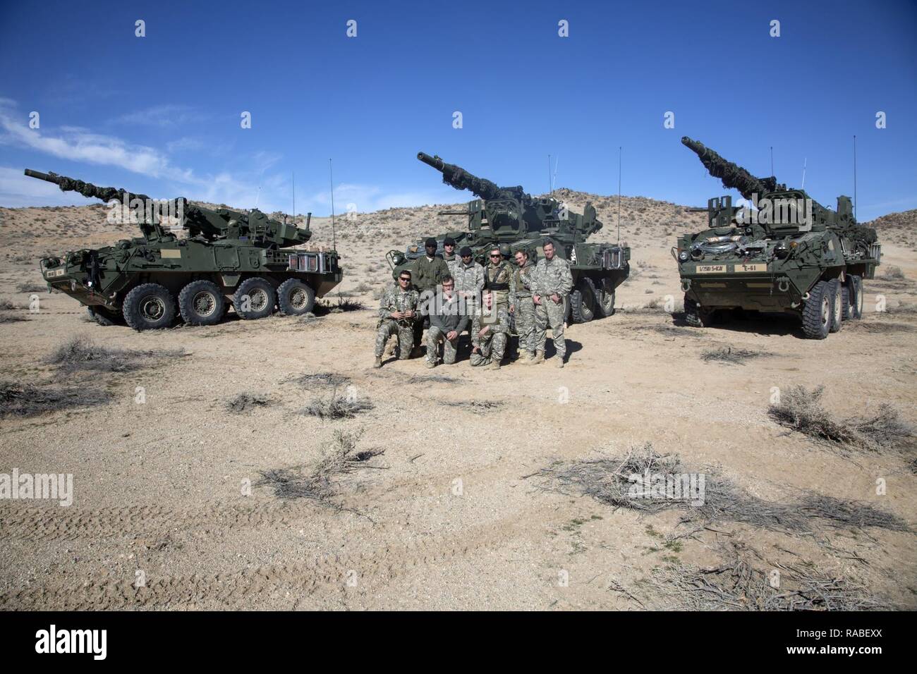 Stati Uniti I soldati dell esercito assegnata al 1° reggimento di cavalleria, 1/25 SBCT 'Arctic lupi' posano per una foto di gruppo come questa è l'ultima missione per 19 chili, National Training Center, Ft. Irwin, ca., Gen 18, 2017. Il Centro Nazionale di Allenamento conduce dura, realistico, Unified terra operazioni con le nostre nazioni partner di azione per preparare la brigata di squadre di combattimento e di altre unità per combattere avendo cura di soldati e civili e membri della famiglia. Foto Stock