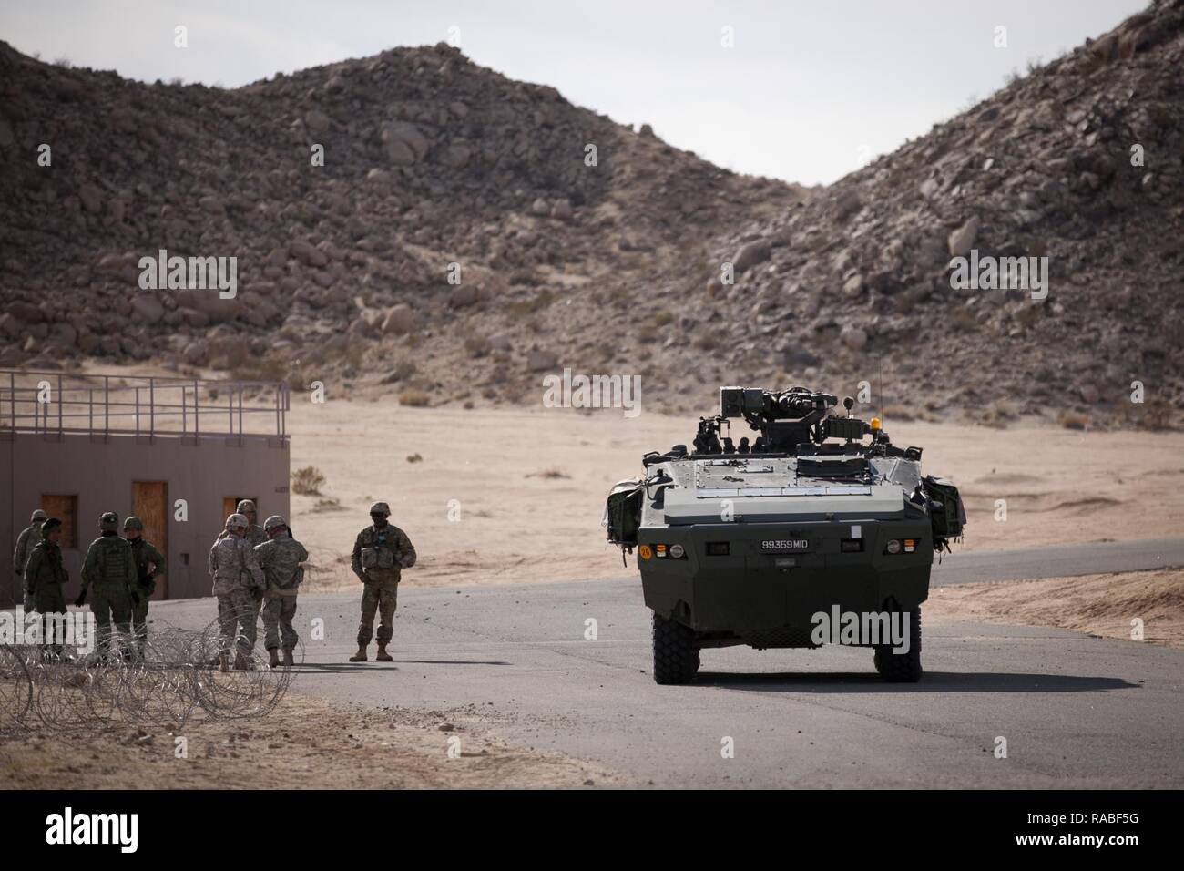 Stati Uniti I soldati dell esercito scaricamento da un accordo interinale di veicolo blindato (IAV) Stryker durante l'esercizio, NTC 17-03, National Training Center, Ft. Irwin, ca., Gen 18, 2017. Il Centro Nazionale di Allenamento conduce dura, realistico, Unified terra operazioni con le nostre nazioni partner di azione per preparare la brigata di squadre di combattimento e di altre unità per combattere avendo cura di soldati e civili e membri della famiglia. Foto Stock