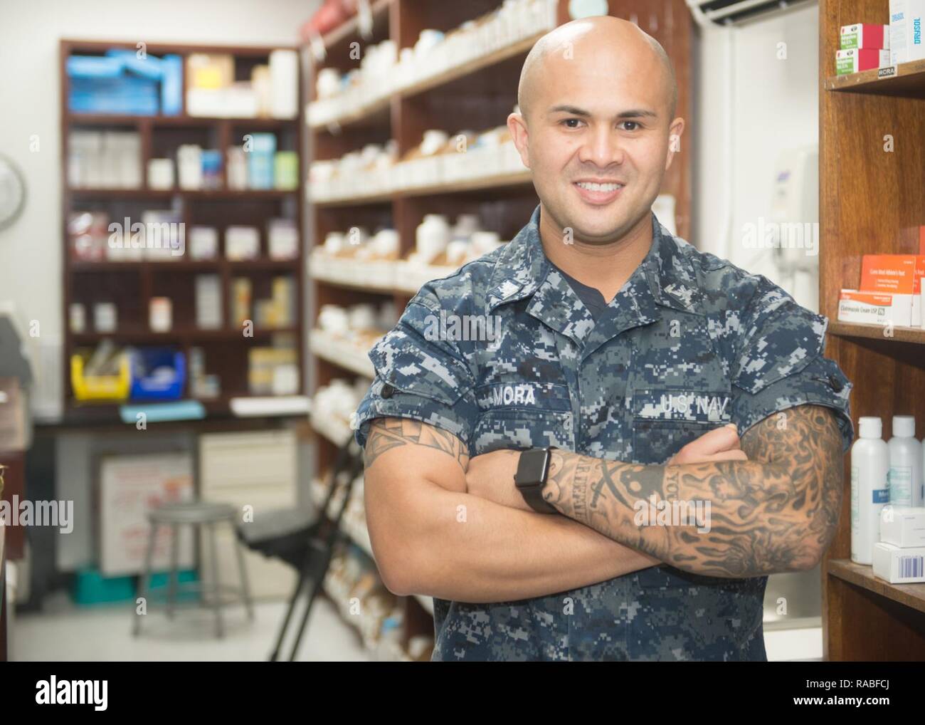 US Navy Hospital Corpsman 3rd Class Sherwin Mora si prende una pausa dalla sua ispezione settimanale al ramo clinica medica sulla base navale di Guam. Mora consente di supervisionare le operazioni di farmacia a entrambi il ramo Clinica Medica e a US Naval Hospital di Guam. Foto Stock