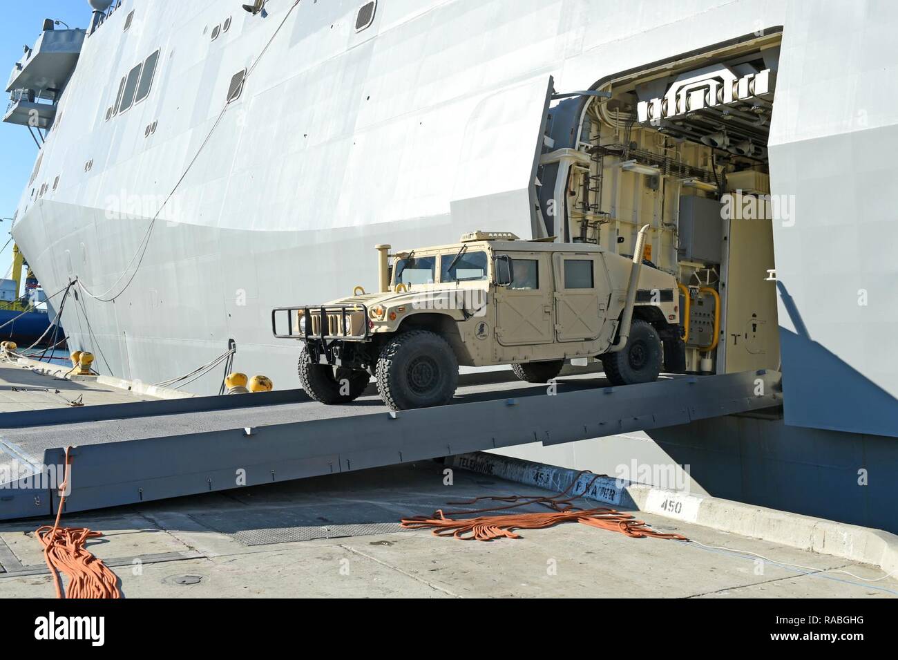 PORT HUENEME, California (Gen. 26, 2017) - Un Seabee assegnato alla Naval Mobile Battaglione di costruzione (NMCB) 4, aziona un Humvee fuori il trasporto anfibio dock nave USS San Diego (LPD 22) durante il caricamento di esercizio (LOADEX), 26 genn. Il LOADEX è progettato per la formazione di marinai con risposta rapida funzionalità per supportare gli sforzi di recupero e di assistere le autorità locali seguenti catastrofi naturali e provocate dall'uomo. Foto Stock