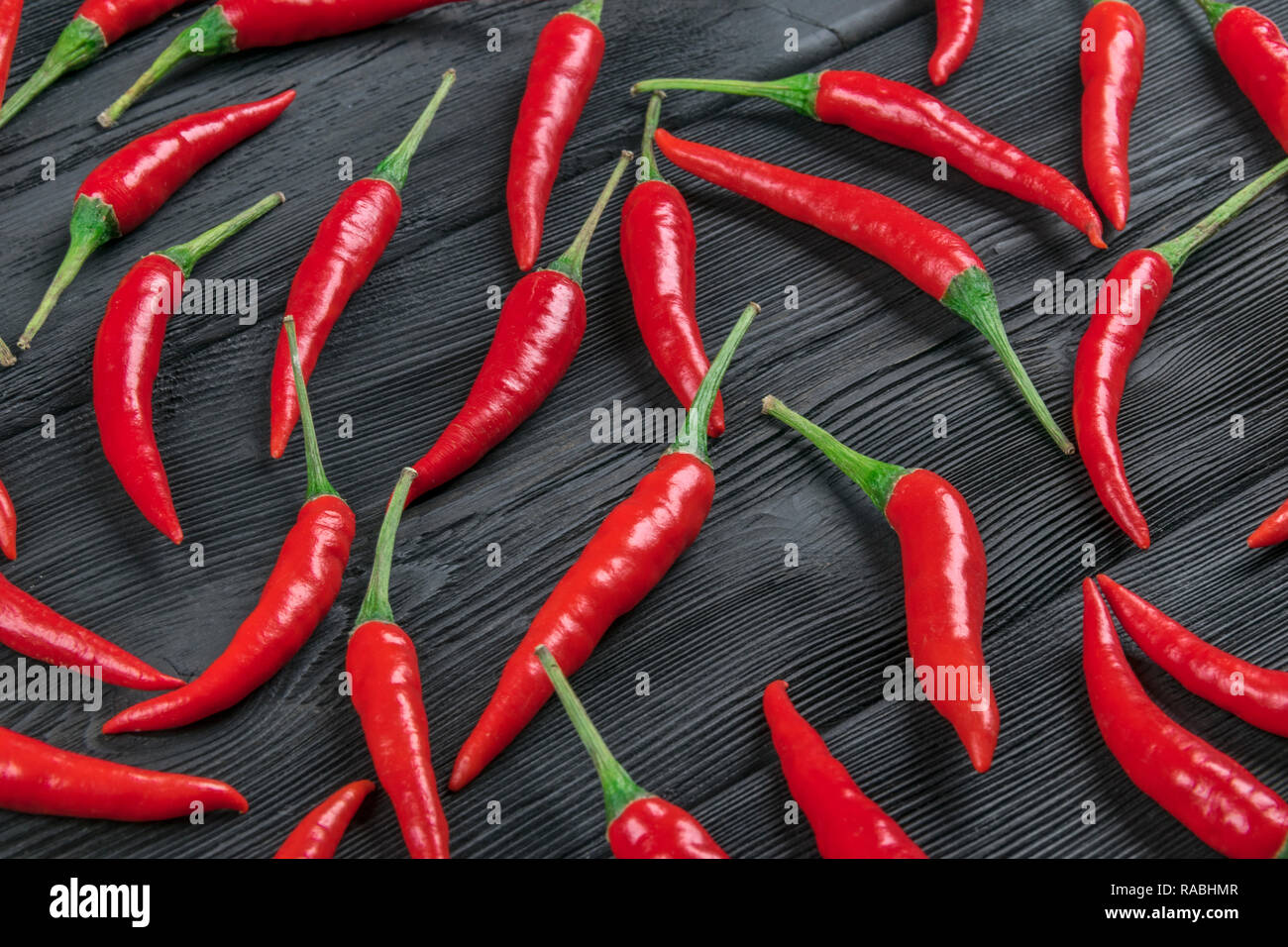 Peperoncino rosso sul legno scuro dello sfondo Foto Stock