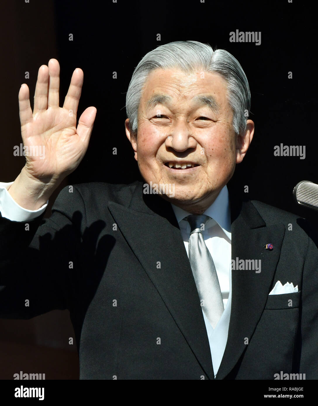 Tokyo, Giappone - l'imperatore Akihito rende pubblico un aspetto - la sua ultima come laccati. L'imperatore. Il 2 gennaio, 2019. La ricezione di migliaia di ben wishers durante un annuale Anno nuovo pubblico al palazzo imperiale di Tokyo il Mercoledì, 2 gennaio 2019. Akihito è impostato ad abdicare in aprile 30, per essere succeduto dal suo figlio primogenito, Principe Ereditario Naruhito, 1 maggio. Credito: Natsuki Sakai/AFLO/Alamy Live News Foto Stock