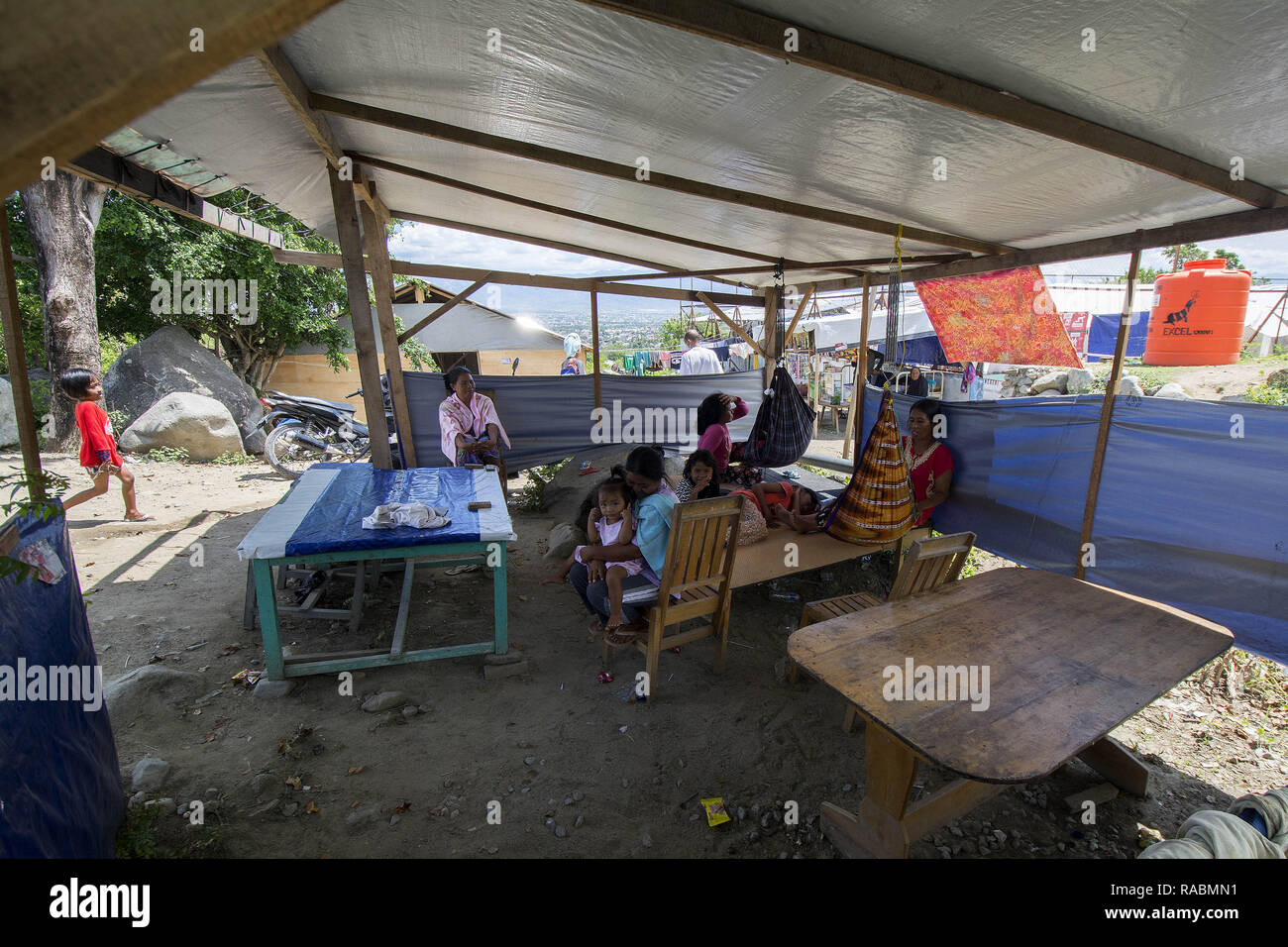 Palu, Sulawesi centrali, Indonesia. 3 gennaio 2019. I rifugiati sono attivi nella tenda del Camp integrato del villaggio Balaroa, Palu, Sulawesi centrali, Indonesia, Giovedi (01/03/2019). La maggior parte dei più di 70 mila rifugiati da terremoti, la liquefazione e maremoti sono ancora alloggiati nei campi profughi perché i ricoveri temporanei programmati per essere occupati alla fine dello scorso anno è stato ritardato a causa di materiale grezzo vincoli. Credito: bmzIMAGES/Alamy Live News Foto Stock