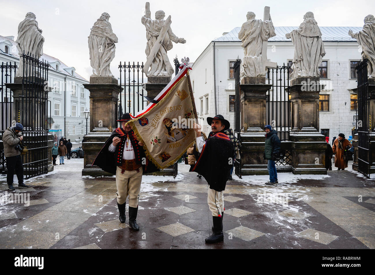 Cracovia in Polonia. 3 gennaio, 2019. Uomini vestiti in abiti montanari sono considerati in possesso di una bandiera di un polacco associazione cattolica nella chiesa di San Pietro e Paolo durante il funerale del vescovo Tadeusz Pieronek.Tadeusz Pieronek è nato il 24 ottobre 1934 in Radziechowy, fu ordinato sacerdote fino al 1957 e nel 1992 divenne Vescovo di dalle mani del Primo Papa polacco Giovanni Paolo II. Credito: Omar Marques/SOPA Immagini/ZUMA filo/Alamy Live News Foto Stock