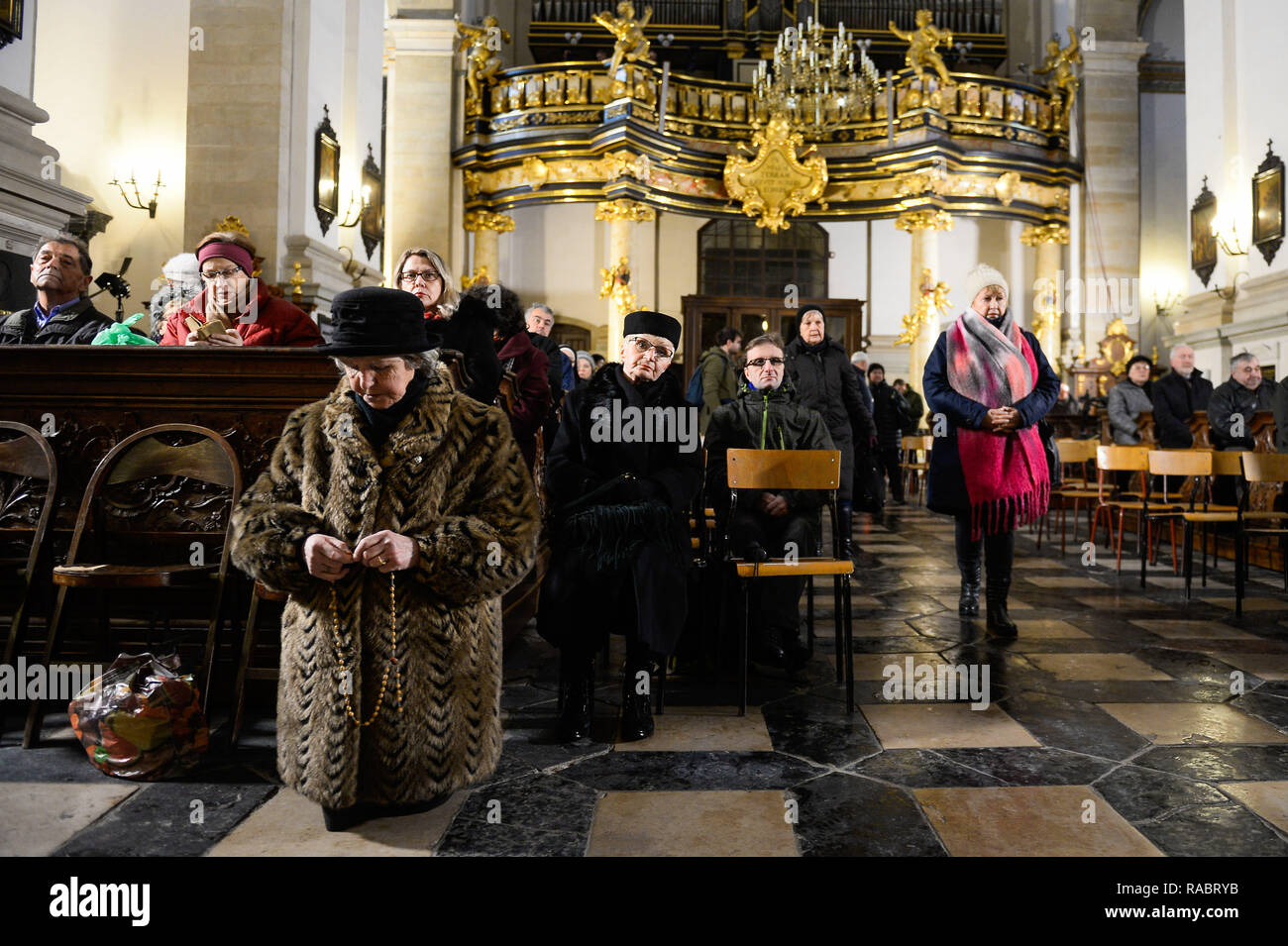 Cracovia in Polonia. 3 gennaio, 2019. Una donna si vede in preghiera nella chiesa di San Pietro e Paolo durante il funerale del vescovo Tadeusz Pieronek.Tadeusz Pieronek è nato il 24 ottobre 1934 in Radziechowy, fu ordinato sacerdote fino al 1957 e nel 1992 divenne Vescovo di dalle mani del Primo Papa polacco Giovanni Paolo II. Credito: Omar Marques/SOPA Immagini/ZUMA filo/Alamy Live News Foto Stock