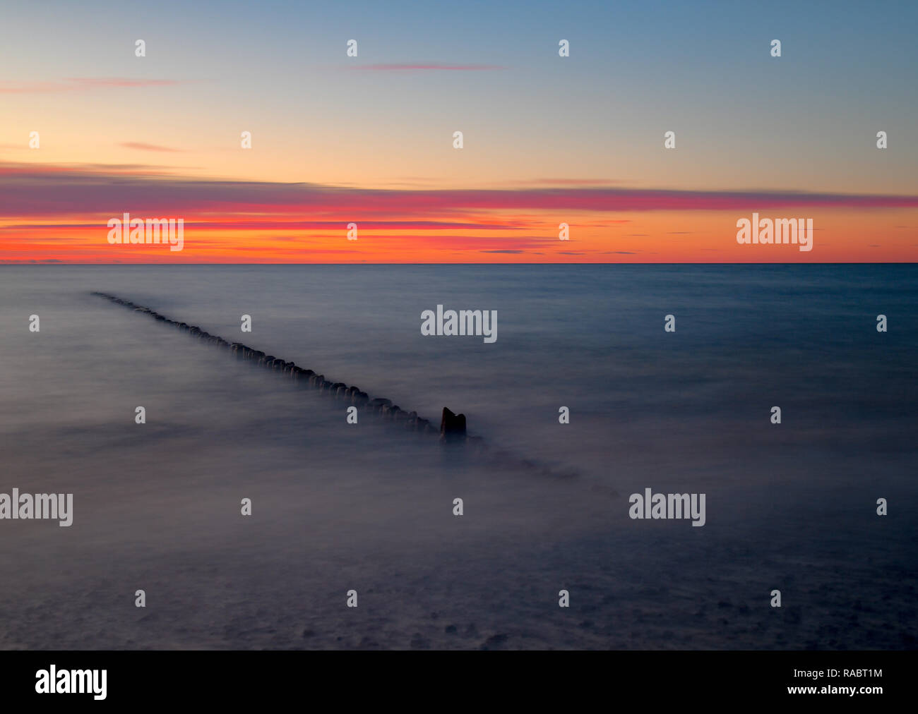 Dranske, Germania. 03 gen 2019. Tramonto sul Mar Baltico (tecnica di esposizione: lunga esposizione di 30 secondi). Vista dalla spiaggia dell'isola Rügen in Dranske. Credito: Patrick Pleul/dpa-Zentralbild/ZB/dpa/Alamy Live News Foto Stock