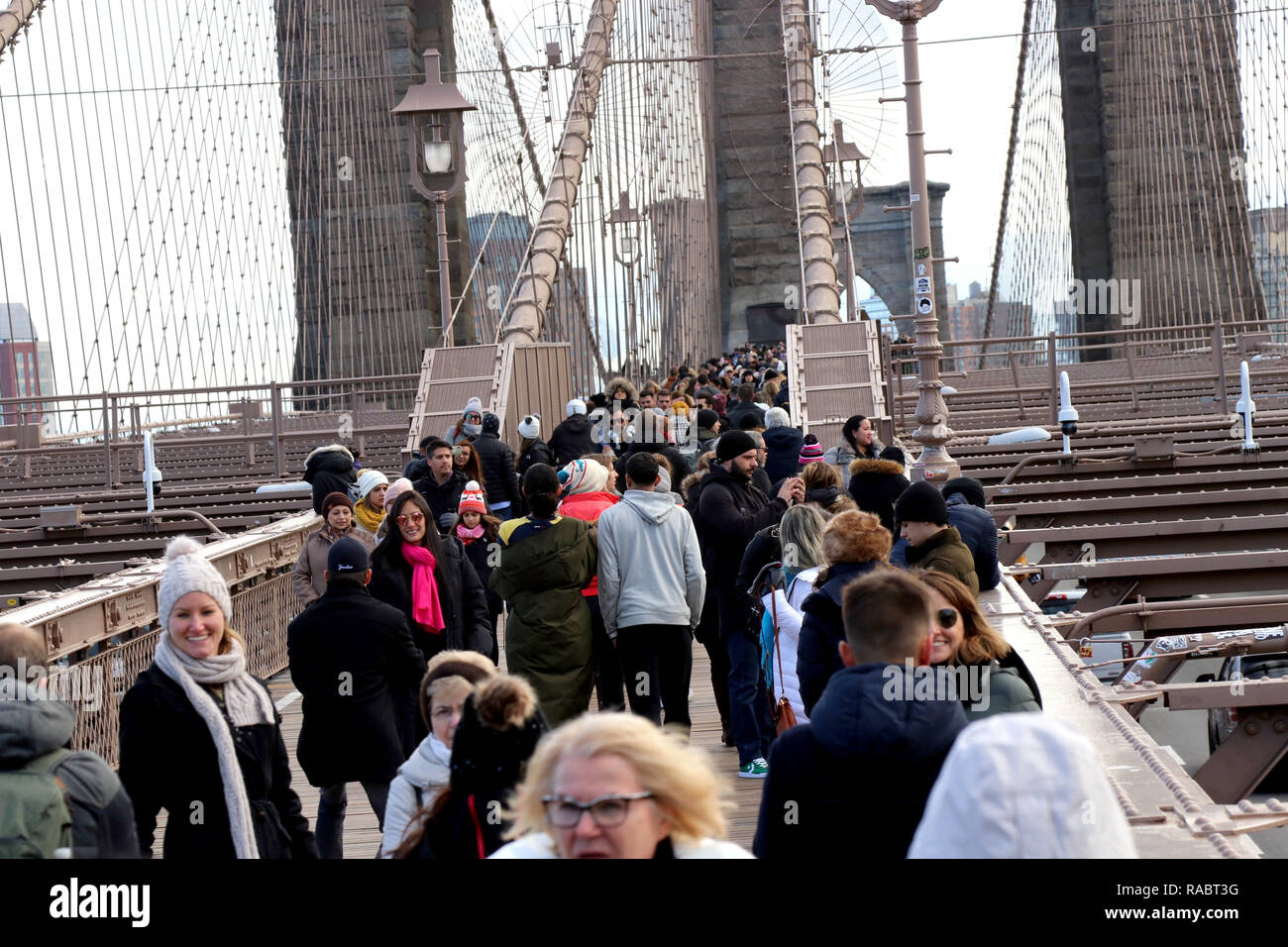 New York, NY, STATI UNITI D'AMERICA. 3rd. Jan, 2019. Il celeberrimo Ponte di Brooklyn è stato parzialmente chiuso il 31 dicembre, 2018. Il ponte che collega Brooklyn e Manhattan oltre l'East River, normalmente vede 10.000 pedoni e ciclisti 5.000 al giorno, era così affollato che le autorità della città sceglie di chiudere la passerella oltre le preoccupazioni per la sicurezza che richiede alcuni Newyorkesi per scherzo che forse è giunto il momento di imporre un canone di accesso. Viene mostrato il traffico sul ponte il 3 gennaio, 2019.© 2019 G. Ronald Lopez/DigiPixsAgain.us/Alamy Live News Foto Stock