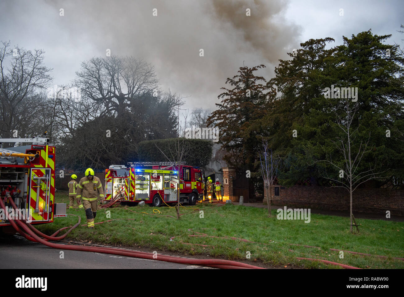 Whetstone, Regno Unito. 03 gennaio 2019. Otto motori Fire e circa 60 vigili del fuoco sono stati chiamati per un incendio in una casa a Totteridge Village, Whetstone. Il tetto di una casa unifamiliare è stato acceso. Non ci sono rapporti di eventuali lesioni. La brigata era chiamato a 14:07 e il fuoco era sotto controllo dalle 18:05. Fire equipaggi da Barnet, Finchley, Southgate e altri nei dintorni di stazioni di vigili del fuoco hanno assistito alla scena. Credito: Peter Manning/Alamy Live News Foto Stock