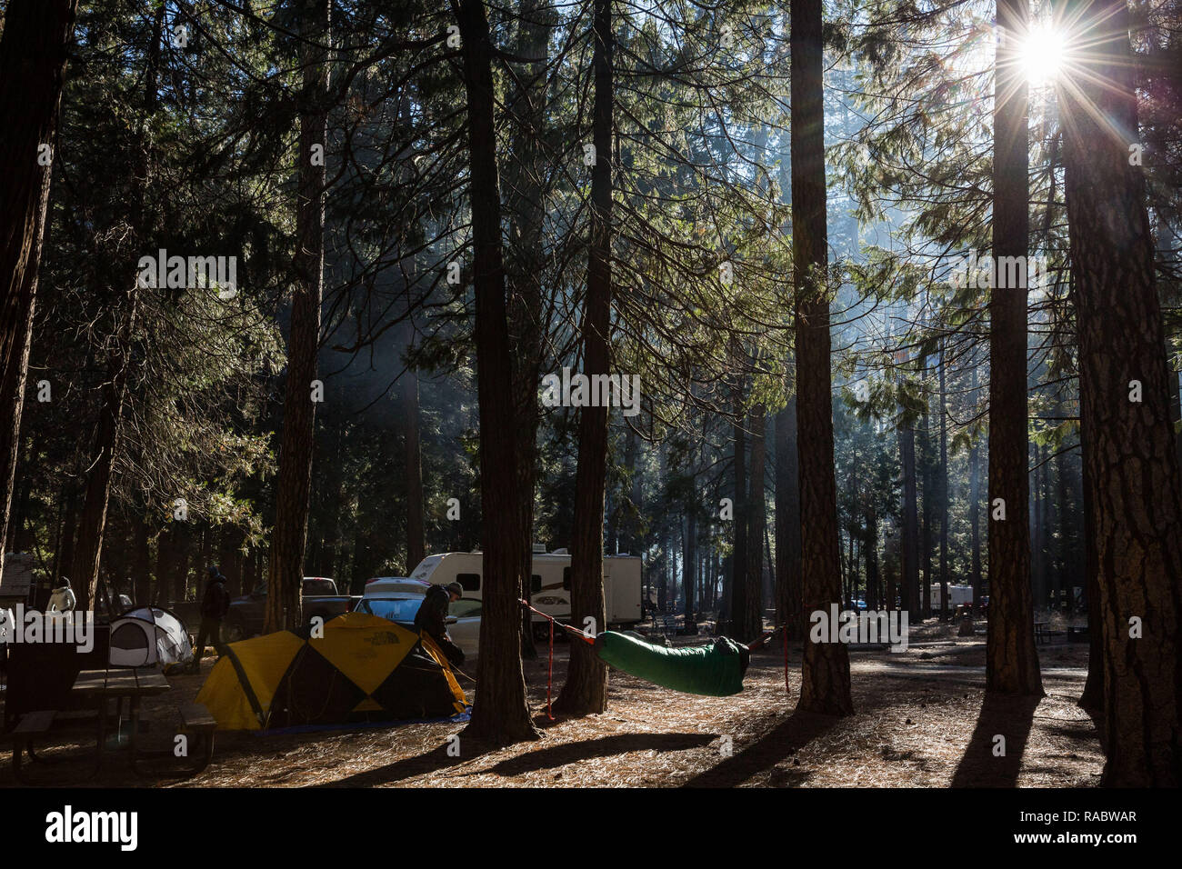 Parco Nazionale di Yosemite in California, Stati Uniti d'America. 3 gennaio, 2019. Giovedì 3 Gennaio, 2019.Durante il parziale del governo degli Stati Uniti di spegnimento e il Parco Nazionale di Yosemite di pini superiore Campeggio rimane aperta grazie alla sua vicinanza alle strutture di concessione. Il campeggio è mantenuto dal National Park Service. Il campeggio rimarrà aperto a meno che non ci sia una vita/rischio per la sicurezza. Le prenotazioni vengono onorati in alto a pini campeggio, sebbene alcuni primo arrivato, primo servito siti possono essere disponibili (controllare con un ranger del campeggio o cercare la disponibilità presso il campeggio chiosco). Camp 4 è il solo campeggio o Foto Stock