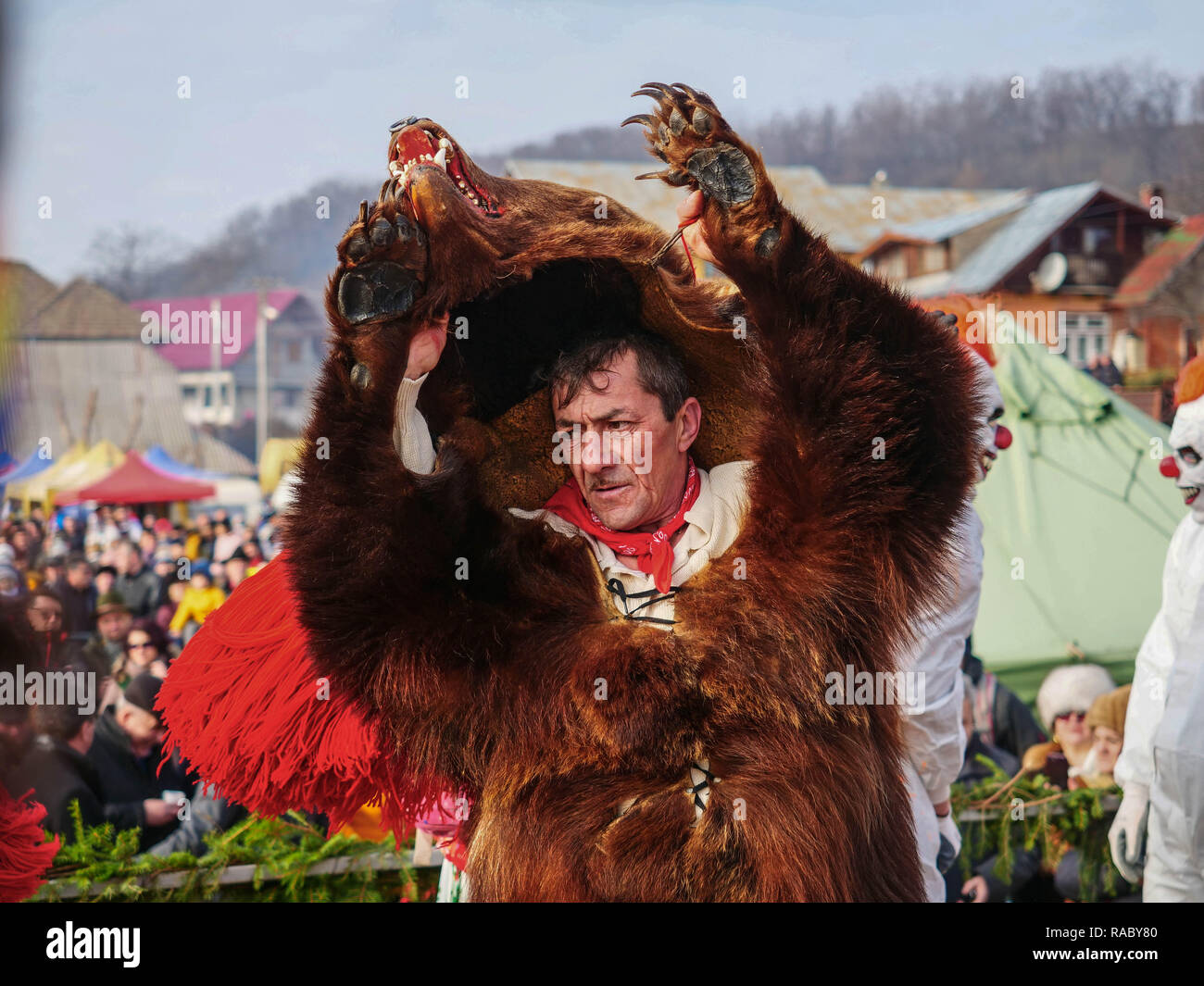 Un uomo visto vestito in un orso la pelle durante l'evento. Alla fine  dell'anno e l'anno nuovo giorno í, persone in Trotus Valley in Romania  abito in pelli di orso e danza