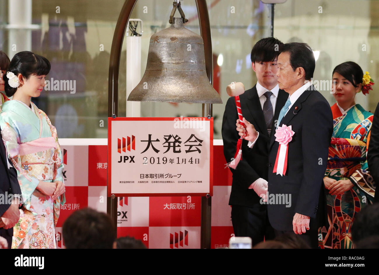 Tokyo, Giappone. 4 gennaio, 2019. Il Ministro delle finanze giapponese Taro Aso squilla una campana durante una cerimonia organizzata per celebrare il primo giorno di negoziazione del 2019 presso la Borsa di Tokyo il Venerdì, 4 gennaio 2019. La quota del Giappone è i prezzi sono diminuiti 607.37 yen per chiudere a 19,407.40 yen presso la sessione mattutina della Borsa di Tokyo. Credito: Yoshio Tsunoda/AFLO/Alamy Live News Foto Stock