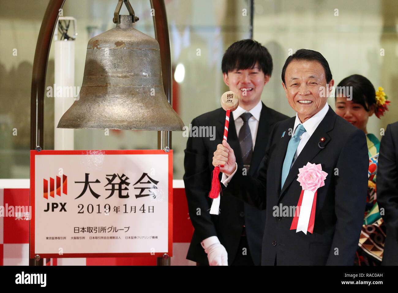 Tokyo, Giappone. 4 gennaio, 2019. Il Ministro delle finanze giapponese Taro Aso sorrisi come egli anelli a campana durante una cerimonia organizzata per celebrare il primo giorno di negoziazione del 2019 presso la Borsa di Tokyo il Venerdì, 4 gennaio 2019. La quota del Giappone è i prezzi sono diminuiti 607.37 yen per chiudere a 19,407.40 yen presso la sessione mattutina della Borsa di Tokyo. Credito: Yoshio Tsunoda/AFLO/Alamy Live News Foto Stock