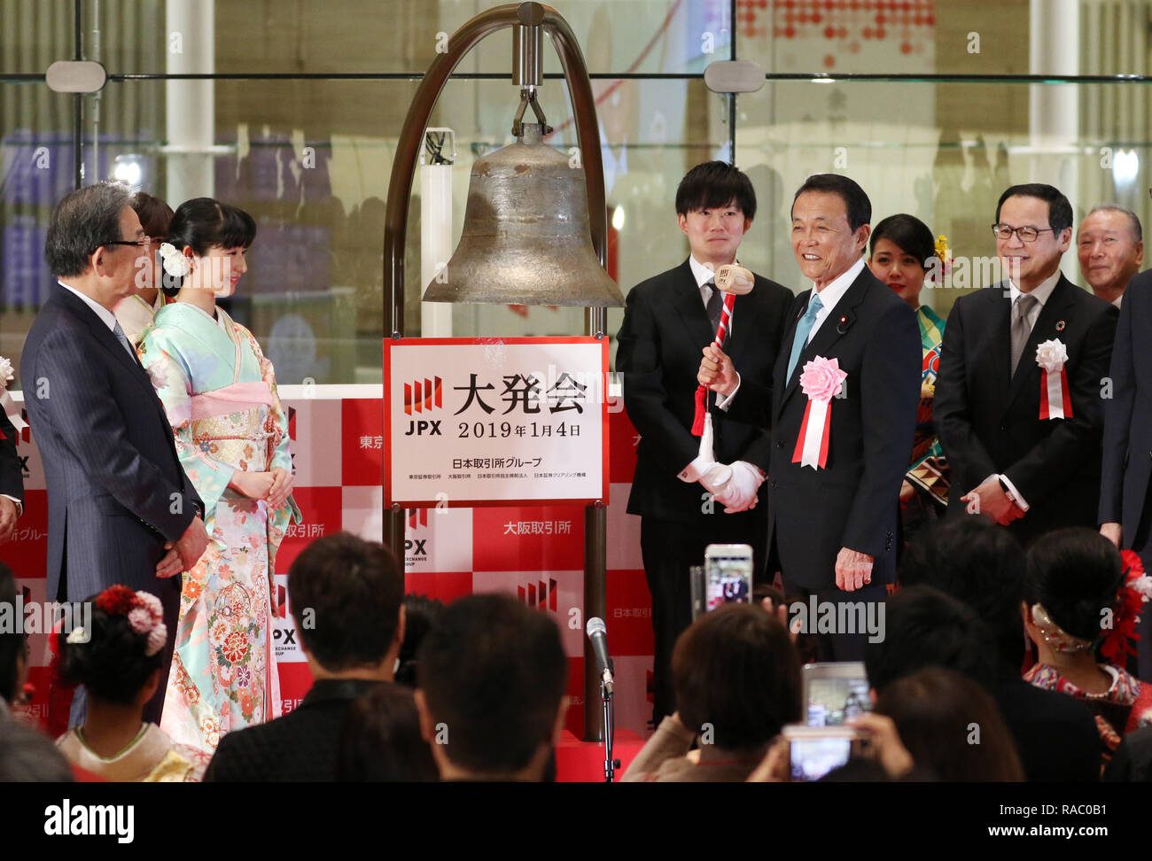 Tokyo, Giappone. 4 gennaio, 2019. Il Ministro delle finanze giapponese Taro Aso squilla una campana durante una cerimonia organizzata per celebrare il primo giorno di negoziazione del 2019 presso la Borsa di Tokyo il Venerdì, 4 gennaio 2019, mentre il Giappone Exchange Group CEO Akira Kiyota (L) guarda a. La quota del Giappone è i prezzi sono diminuiti 607.37 yen per chiudere a 19,407.40 yen presso la sessione mattutina della Borsa di Tokyo. Credito: Yoshio Tsunoda/AFLO/Alamy Live News Foto Stock