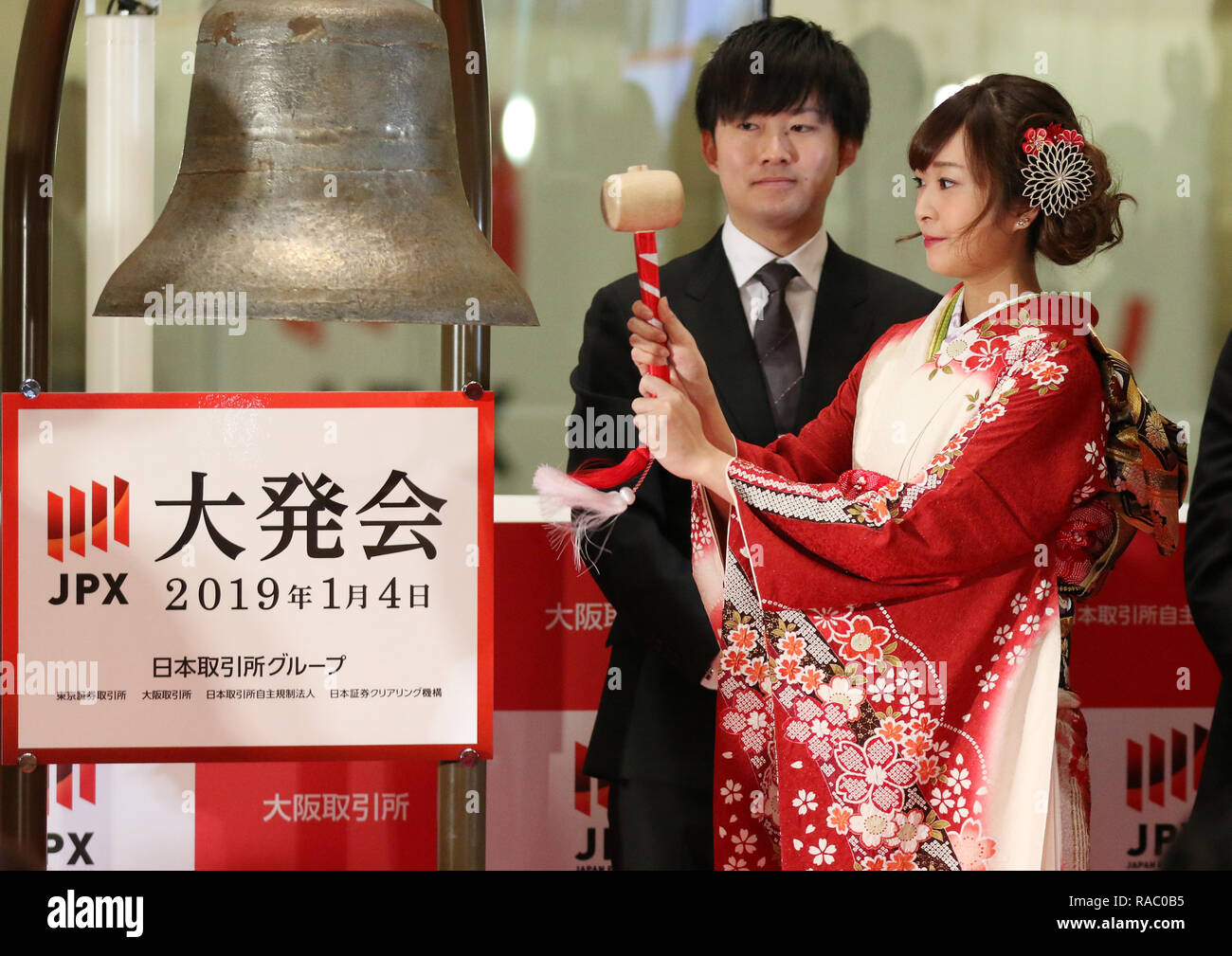Tokyo, Giappone. 4 gennaio, 2019. Una donna in abiti kimono squilla una campana durante una cerimonia organizzata per celebrare il primo giorno di negoziazione del 2019 presso la Borsa di Tokyo il Venerdì, 4 gennaio 2019. La quota del Giappone è i prezzi sono diminuiti 607.37 yen per chiudere a 19,407.40 yen presso la sessione mattutina della Borsa di Tokyo. Credito: Yoshio Tsunoda/AFLO/Alamy Live News Foto Stock