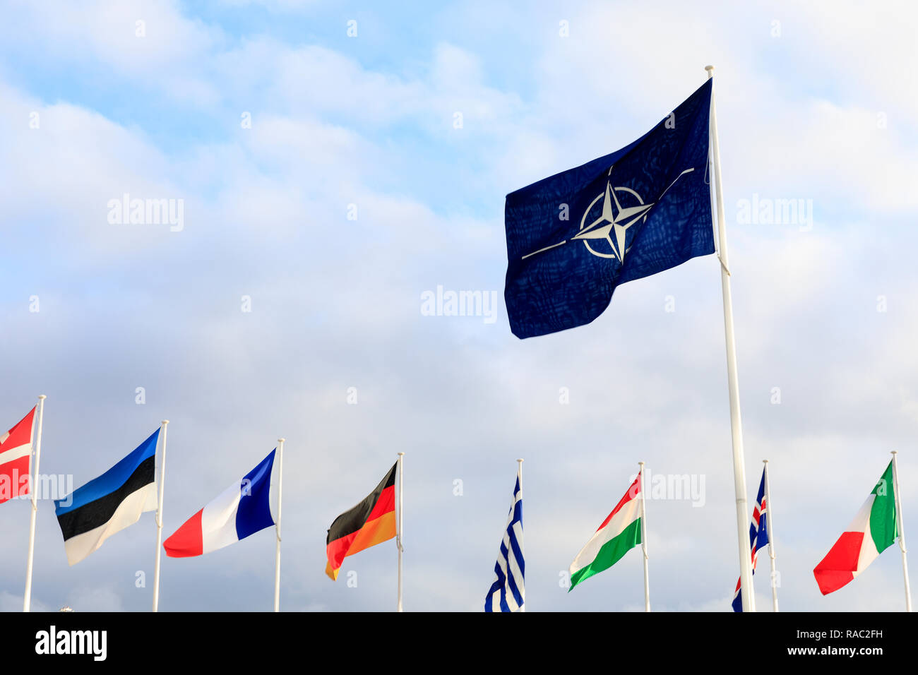 19 dicembre 2018, Belgio, Brüssel: bandiere dei paesi membri della NATO e nella parte anteriore del quartier generale della NATO. (A dpa 'Stoltenberg: "La Russia ha ancora un ultima possibilità'') Foto: Thierry Monasse/dpa Foto Stock