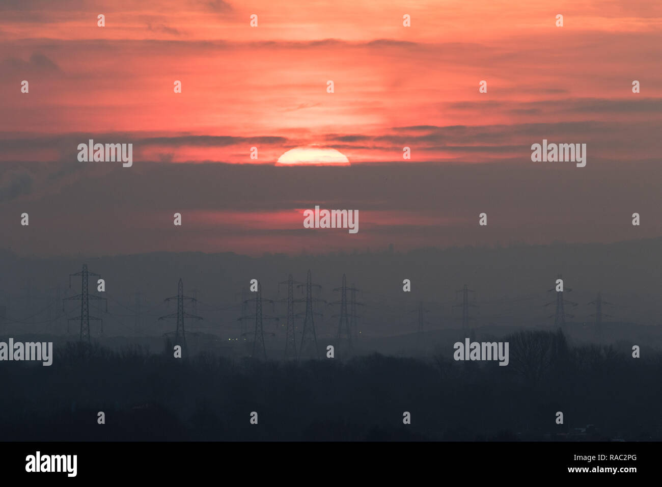 Londra REGNO UNITO. 4 gennaio 2019. Il sole sorge orb sopra torri di trasmissione a Wimbledon in un freddo inverno mattina come le temperature scendono sotto lo zero Credit: amer ghazzal/Alamy Live News Foto Stock