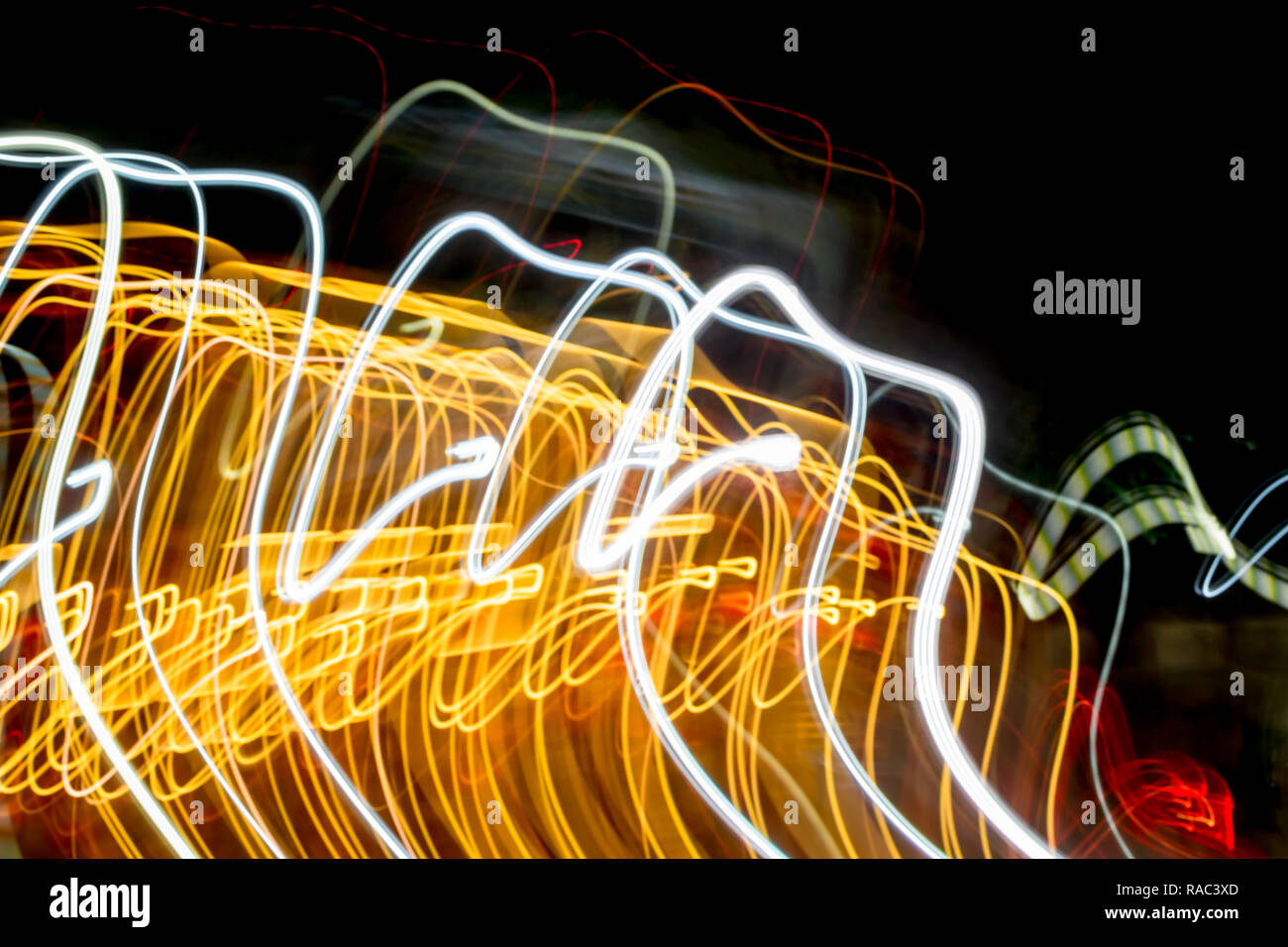 La città di notte le luci di strada lo sfondo e le luci di strada la sfocatura bokeh,cerchi colorati di luce sullo sfondo astratto. Foto Stock