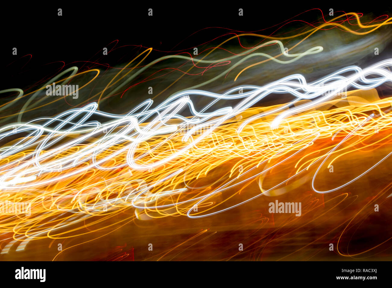 La città di notte le luci di strada lo sfondo e le luci di strada la sfocatura bokeh,cerchi colorati di luce sullo sfondo astratto. Foto Stock