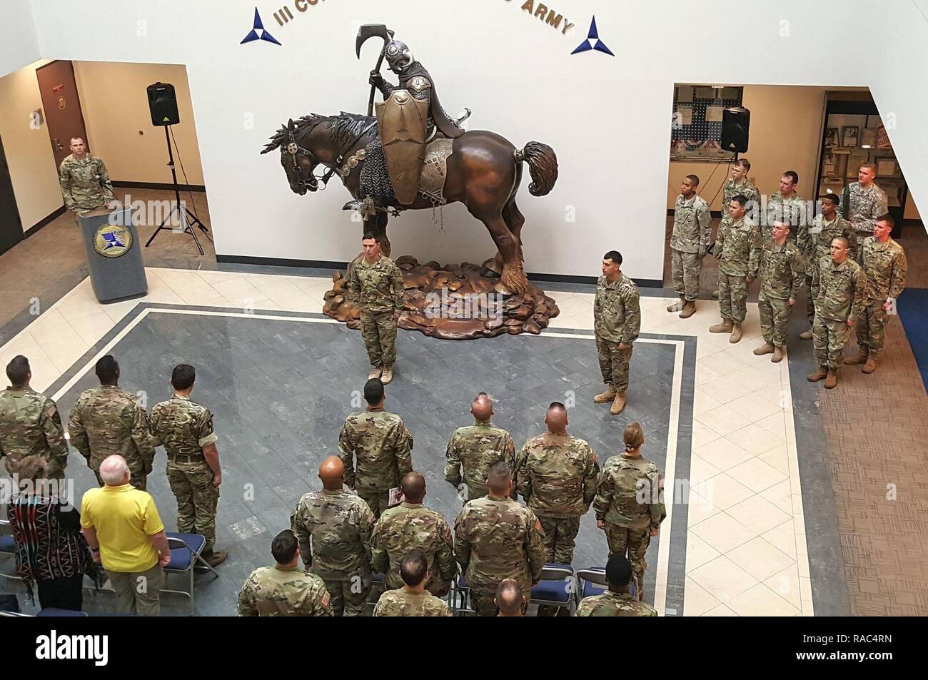 Soldati con Delta Company, 52nd Reggimento di Fanteria (Long Range Surveillance) conducono la loro disattivazione unità cerimonia gen. 10, 2017 all'interno del III Corp edificio a Fort Hood, Texas. Foto Stock
