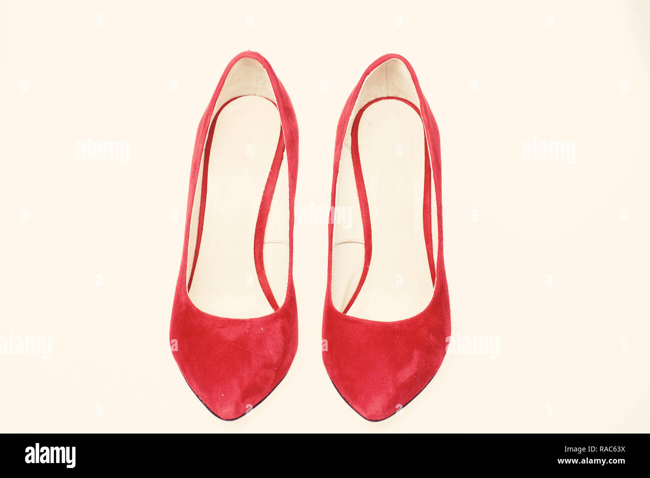 Calzature per le donne con sottili tacchi alti. Coppia di alta moda con  tacco Scarpe pompa.elegante stiletto scarpe concetto. Scarpe realizzate in  camoscio rosso su sfondo bianco, isolata Foto stock - Alamy