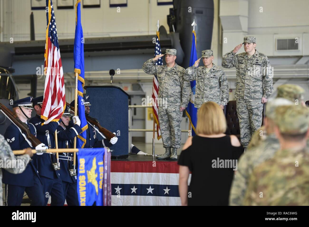 Aria Commandos e famiglie partecipano la 801st particolari operazioni di manutenzione di velivoli Squadron Modifica del comando cerimonia al campo Hurlburt Fla., Gennaio 12, 2017. Il Mag. Bryan Hogan ha preso il comando del 801st SOAMXS dal comandante uscente, Lt. Col. Philip Broyles. La 801st SOAMXS esegue le operazioni di manutenzione su CV-22 Osprey tiltrotor aerei per garantire che siano pronti a eseguire globale delle operazioni speciali. Foto Stock