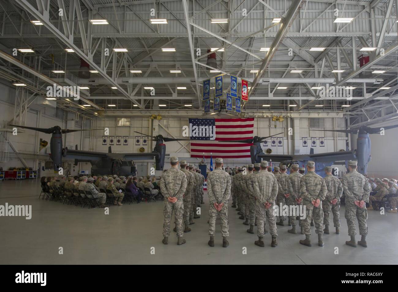 Aria Commandos e famiglie partecipano la 801st particolari operazioni di manutenzione di velivoli Squadron Modifica del comando cerimonia al campo Hurlburt Fla., Gennaio 12, 2017. Il Mag. Bryan Hogan ha preso il comando del 801st SOAMXS dal comandante uscente, Lt. Col. Philip Broyles. La 801st SOAMXS esegue le operazioni di manutenzione su CV-22 Osprey tiltrotor aerei per garantire che siano pronti a eseguire globale delle operazioni speciali. Foto Stock