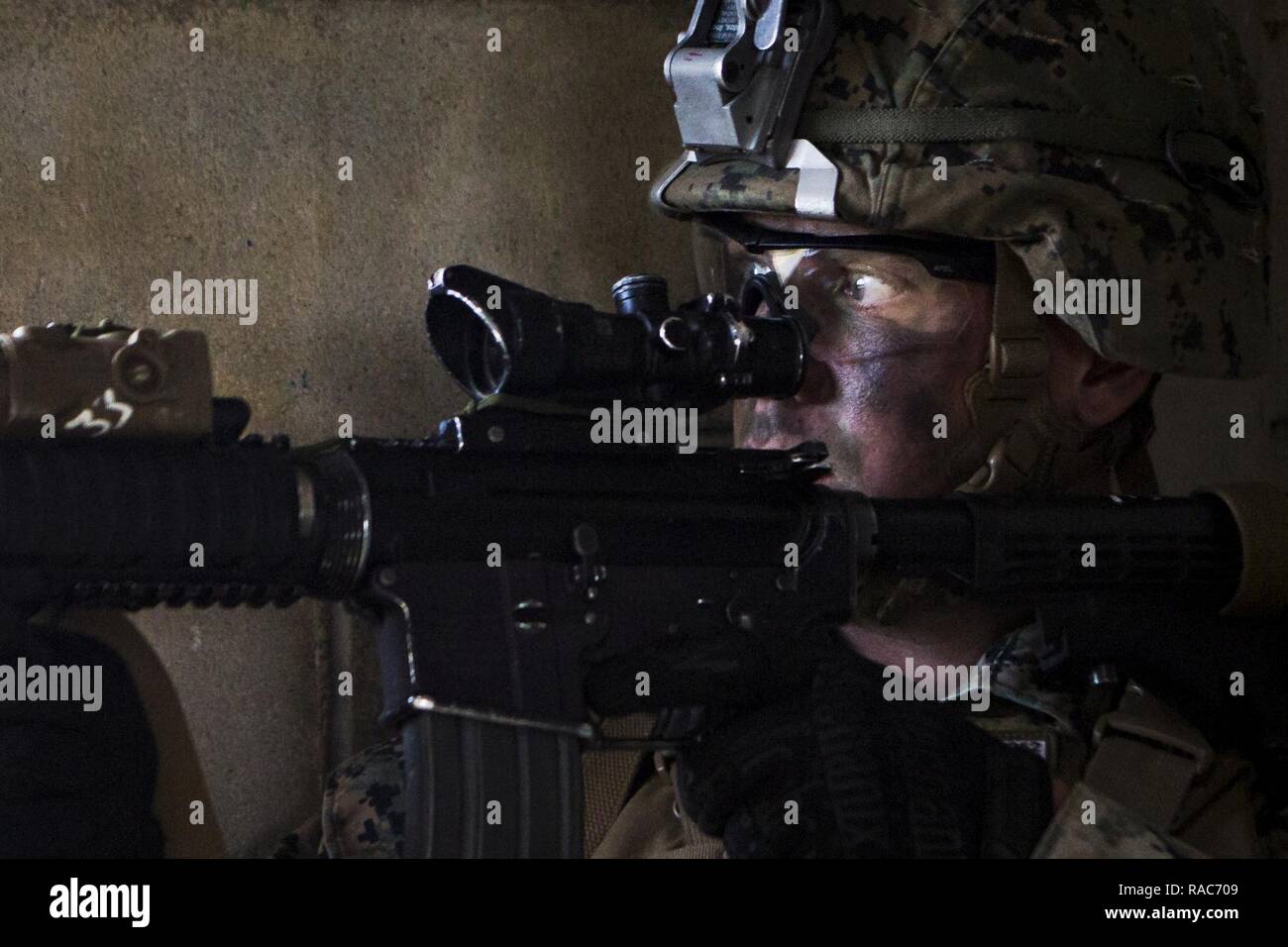 Cpl. Michael Pimenidis, leader di un team con la società Eco, battaglione atterraggio squadra, 2° Battaglione, 5 Marines, 31 Marine Expeditionary Unit, fornisce la sicurezza con un m4 carbine pur partecipando in un raid meccanizzata come parte del Marine Expeditionary Unit Esercizio (MEUEX) al Marine Corps base Camp Butler, Okinawa, in Giappone, gen. 16, 2017. MEUEX integra aviation, massa e elementi di logistica per costruire la interoperabilità tra i componenti del Marine Air-Ground Task Force. Foto Stock