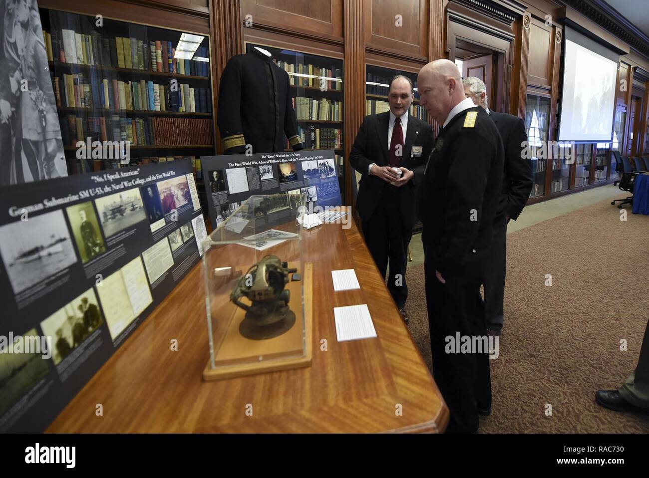 NEWPORT, R.I. (Gen. 12, 2017) David Kohnen, professore di storia marittima al centro della guerra navale Studi e College di operativo e direzione strategica di U.S. Naval War College (NWC) e posteriore Adm. Jeffrey A. Harley, presidente, NWC guardare artefatti dalla I Guerra Mondiale durante la prima storia marittima simposio tenutosi a U.S. Naval War College (NWC) a Newport, Rhode Island. Il simposio è stato ospitato da NWC sua Storia Marittima Centro e coperto vari U.S. Naval strategie utilizzate durante la Prima Guerra Mondiale. Foto Stock