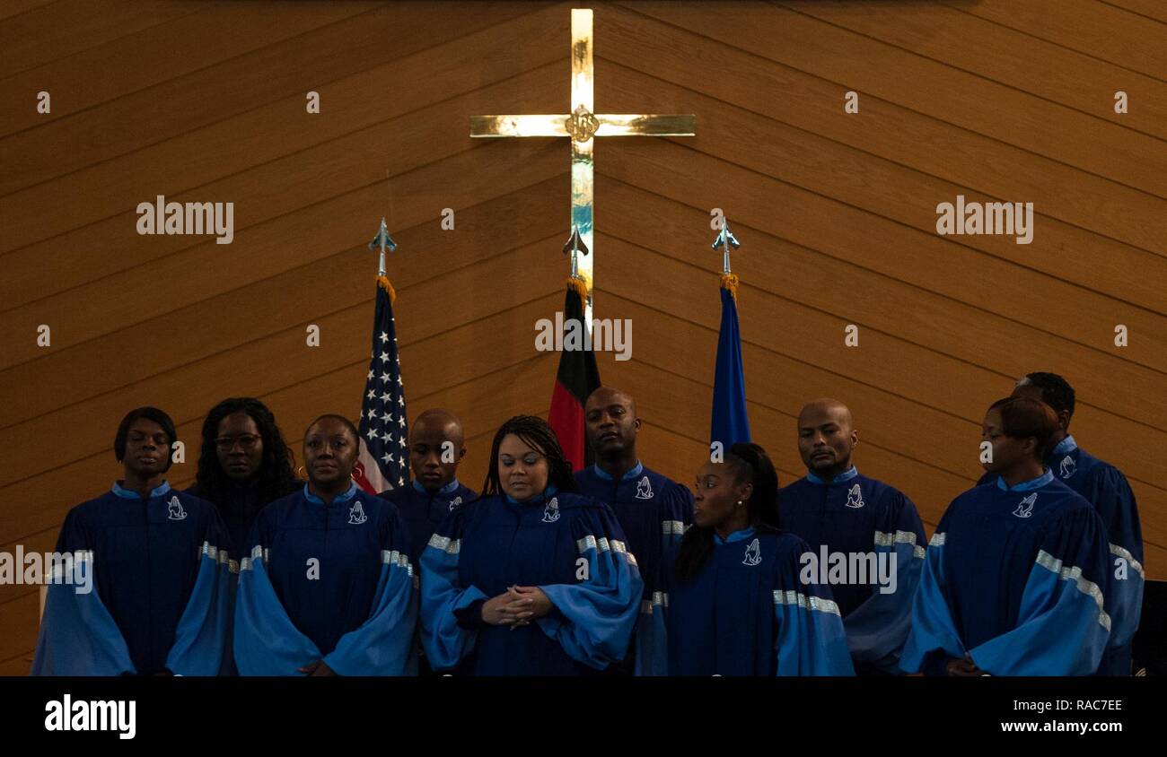 Membri della Vogelweh Gospel Choir preparare a cantare a Martin Luther King Jr. commemorazione a Ramstein Air Base, Germania, gennaio 13, 2017. Il dott. Re è cresciuta ulteriormente la fiducia nel suo parlare in pubblico capacità attraverso il coro, qualcosa di sua madre lo ha incoraggiato a fare durante i suoi anni più giovani. Foto Stock