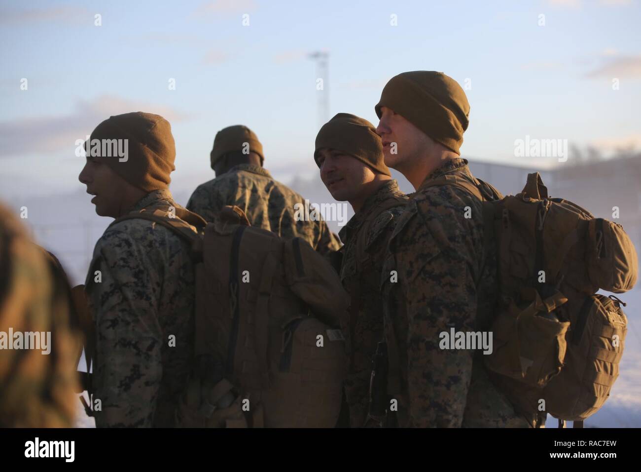 Stati Uniti Marines effettuare una formazione poco dopo lo sbarco del piano a Vaernes guarnigione, Norvegia, gen. 16, 2017. I marines con il Mar Nero La forza di rotazione 17.1 arrivati al Vaernes guarnigione nelle prime ore del mattino come parte di Marine forza rotazionale Europa 17.1. Foto Stock