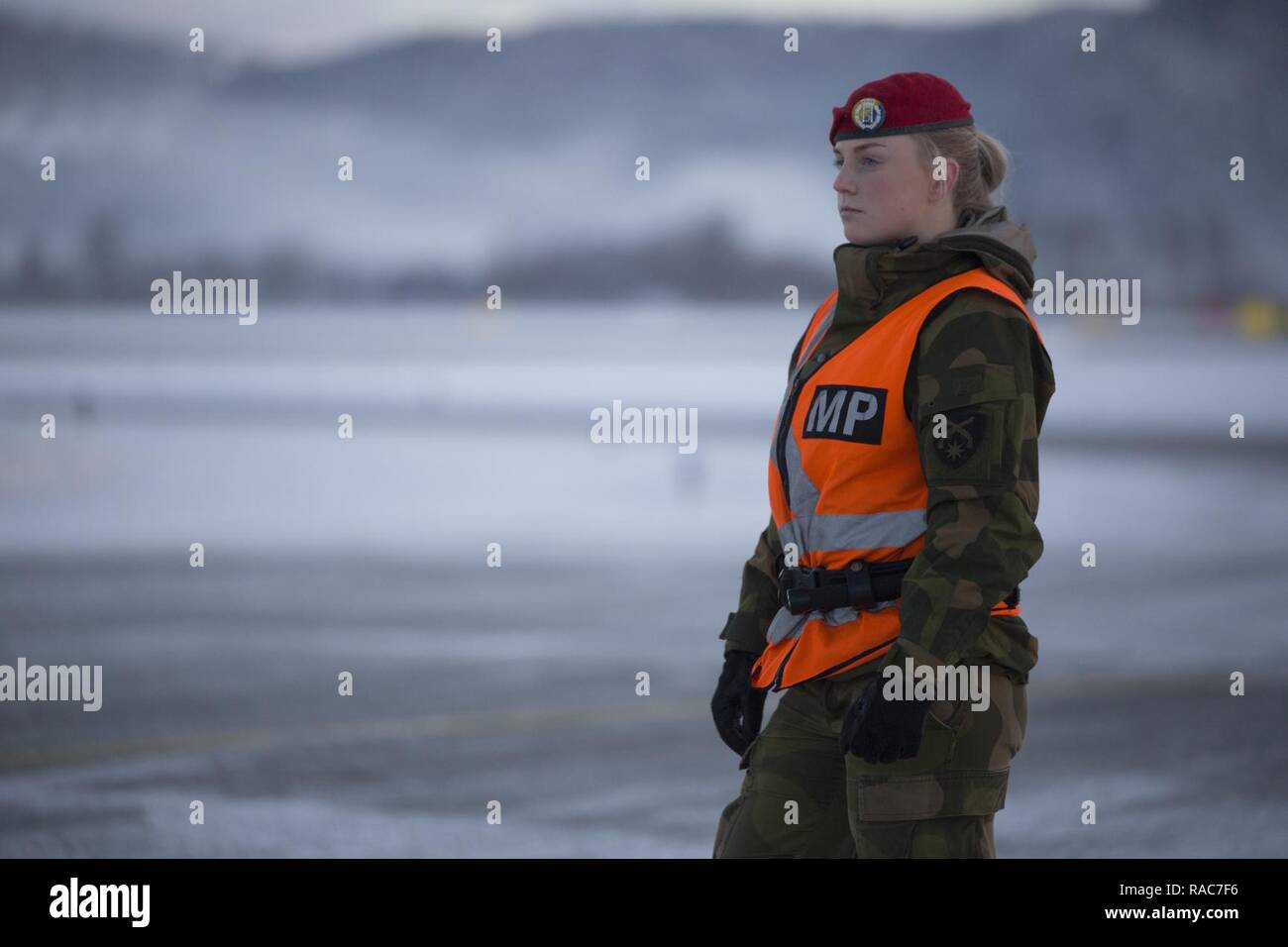 Norvegese di Polizia Militare di attendere l'arrivo di U.S. Le forze di marina a Vaernes guarnigione, Norvegia, gen. 16, 2017. I marines con il Mar Nero La forza di rotazione 17.1 arrivati al Vaernes guarnigione nelle prime ore del mattino come parte di Marine forza rotazionale Europa 17.1. Foto Stock