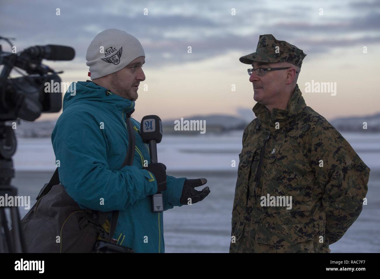Il colonnello Doug Bruun colloqui con un locale stazione di notizie su asfalto a Vaernes guarnigione, Norvegia, gen. 16, 2017. Gli Stati Uniti Marines con il Mar Nero La forza di rotazione 17.1 arrivati al Vaernes guarnigione nelle prime ore del mattino come parte di Marine forza rotazionale Europa 17.1. Foto Stock