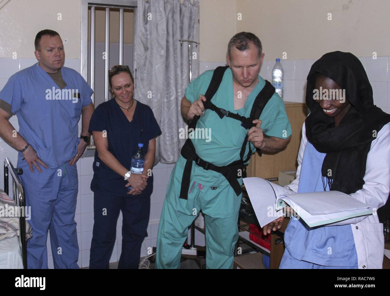 Vermont Air National Guard Chirurgo di volo Il Mag. Thomas Sterling guarda Lt. Rokhaya Niasse, un senegalese medicina di emergenza medico, note nella sala di emergenza durante la preparazione medica Esercizio 17-1 all'Ospedale Militaire de Ouakam di Dakar in Senegal, gennaio 18, 2017. MEDRETE è uno sforzo combinato tra il governo senegalese, U.S. Army Africa, Stati Uniti La riserva di esercito 332Brigata Medica di Nashville, Tennessee, e il Vermont Air National Guard. MEDRETE 17-1 è il primo di una serie di preparazione medica esercizi di addestramento che U.S. Army Africa è programmato per facilitare all'interno di vari Foto Stock