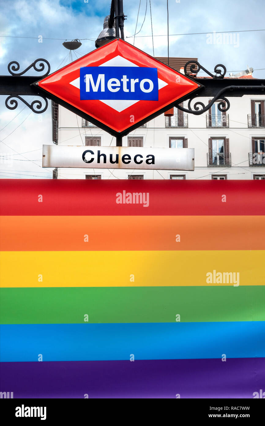 Madrid Chueca stazione della metropolitana sulla Plaza de Chueca Madrid, Spagna decorata con una bandiera arcobaleno nel cuore di Madrid LGBT del quartiere gay. Foto Stock