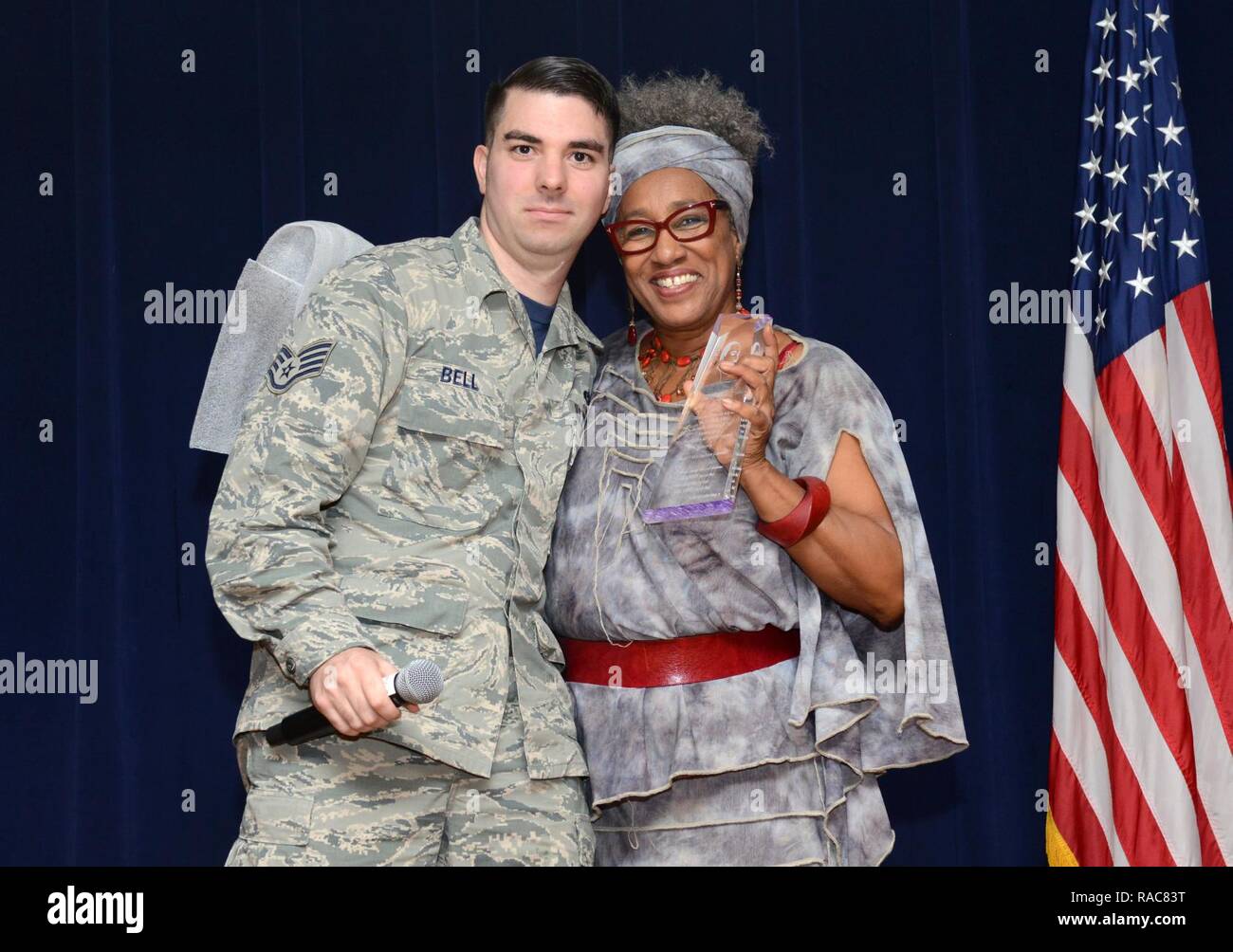 Fatimah Halim, designer e facilitatore di riti di passaggio dei programmi per Phoenix la gioventù, riceve un premio di apprezzamento da parte del personale Sgt. Trevor Bell, 372 Training Squadron F-35 equipaggio capo istruttore, gen. 13, 2017 a Luke Air Force Base, Ariz. Martin Luther King giorno a Luca non è solo un giorno di riposo, ma un giorno da ricordare e celebrare e ACT. Foto Stock