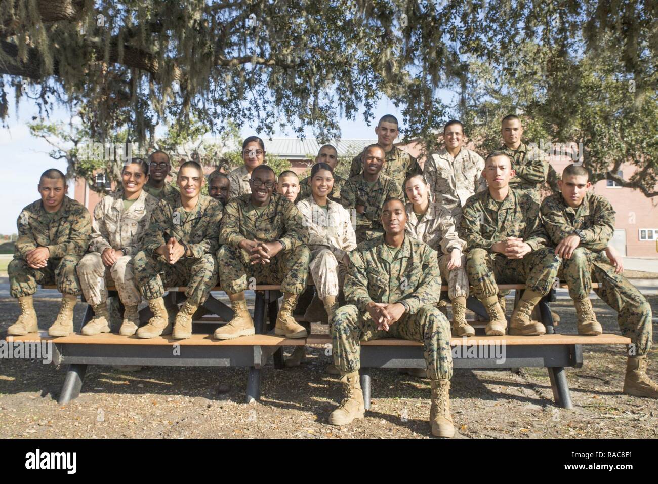 A guadagnare il titolo di Marine può anche aiutare i cittadini non statunitensi guadagnare i diritti e i privilegi della cittadinanza. Questa settimana, 18 nuova Marines hanno prestato giuramento di fedeltà e divenne naturalizzato cittadino degli Stati Uniti. "La cittadinanza degli Stati Uniti è il più grande onore che concediamo (presso i Servizi immigrazione e cittadinanza degli Stati Uniti)," ha detto Wendy Wilcox, Servizi immigrazione e cittadinanza degli Stati Uniti. "Per questi Marines, odierna cerimonia di naturalizzazione rappresenta la loro fase finale nel loro viaggio verso la cittadinanza americana. Il loro percorso di cittadinanza è particolarmente notevole in quanto essi per primi si impegnano a Foto Stock