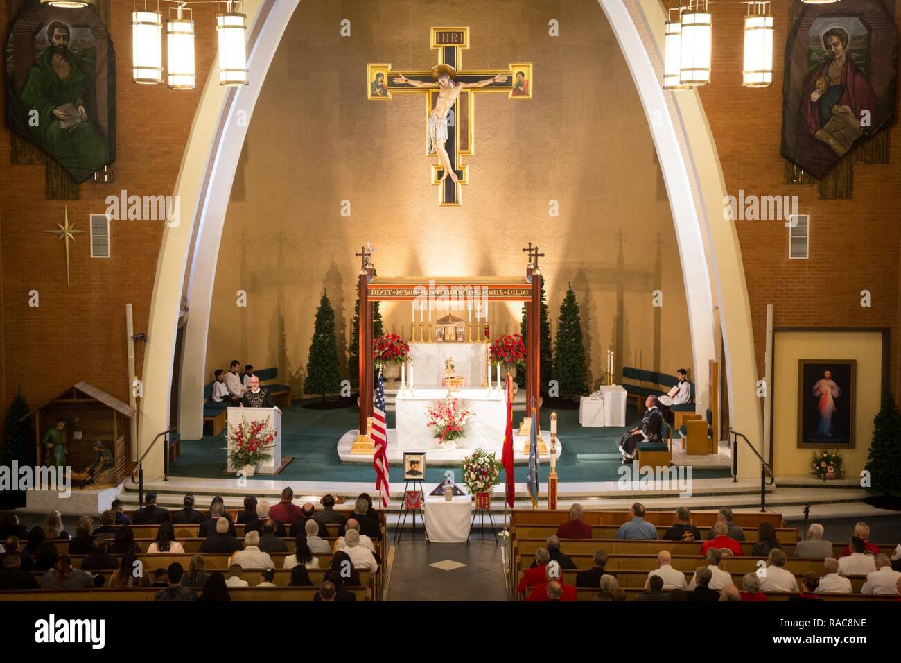 Amici, familiari e Marines assistere alla messa a Simone il Cananeo e Giuda Taddeo nella cattedrale di Phoenix per il confino di 1969 Congressional Medal of Honor destinatario U.S. Marine Corps Lance Cpl. José Francisco Jimenez a gennaio 17, 2017. Jimenez, originariamente un nativo del Messico, si trasferì con la famiglia a Red Rock, Ariz. quando aveva dieci anni. Jimenez andò a unirsi al Marine Corps dopo la laurea di alta scuola in 1968, prima per poi essere spediti alla Repubblica socialista del Vietnam nel febbraio del 1969. In Agosto di 1969, Jimenez è stato ucciso in azione su postumo riceve la medaglia di onore per la sua coraggiosa un Foto Stock