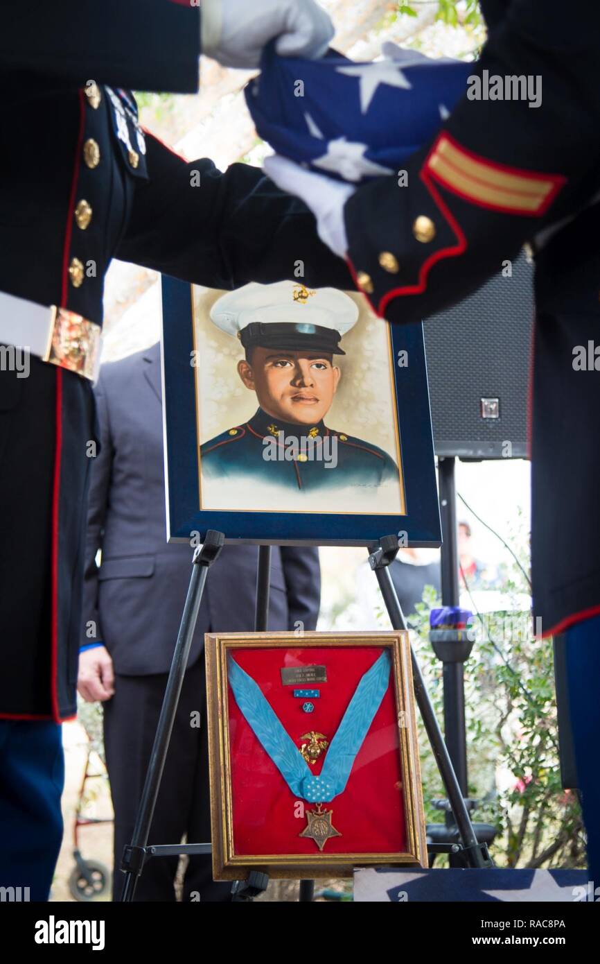 Stati Uniti Marines piegare una bandiera americana in onore del 1969 Congressional Medal of Honor destinatario U.S. Marine Corps Lance Cpl. José Francisco Jimenez durante il confino di Jimenez a Phoenix il Jan 17, 2017. Jimenez, originariamente un nativo del Messico, si trasferì con la famiglia a Red Rock, Ariz. quando aveva dieci anni. Jimenez andò a unirsi al Marine Corps dopo la laurea di alta scuola in 1968, prima per poi essere spediti alla Repubblica socialista del Vietnam nel febbraio del 1969. In Agosto di 1969, Jimenez è stato ucciso in azione su postumo riceve la medaglia di onore per le sue azioni coraggiose in selfle Foto Stock