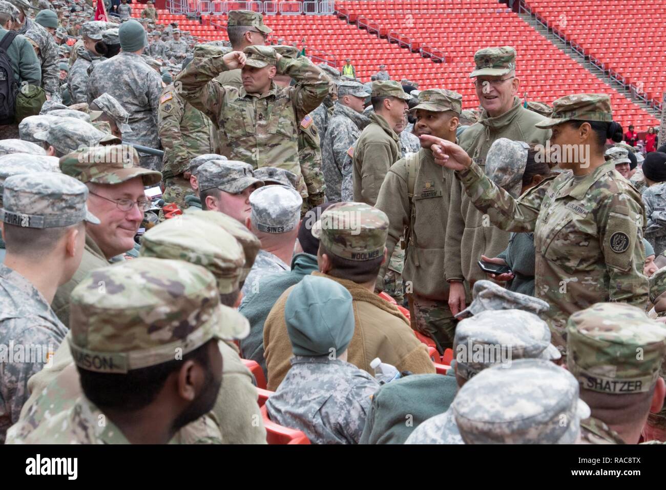 Il Mag. Gen. Linda L. Singh, aiutante generale del Maryland e il comando Sgt. Il Mag. Thomas B. Beyard, senior arruolato leader del Maryland Guardia nazionale, visitare il Maryland servizio di guardia i membri al campo di FedEx in Landover, Md., a gennaio 19, 2017. Questi soldati saranno deputati in modo che possano sostenere le autorità civili nel durante la 58th inaugurazione presidenziale. Il supporto militare da membri di guardia risale al 1798, quando gen. George Washington ha iniziato il suo viaggio inaugurale da Mount Vernon, Virginia, a New York City, N.Y. Milizie locali, forbearers della Guardia nazionale, uniti sua prolusione pro Foto Stock