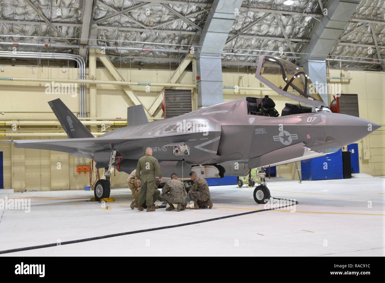 Un F-35B II di alleggerimento con Marine Fighter Squadron di attacco 121, terzo Marine ala degli aeromobili al di fuori del Marine Corps Air Station Yuma, Ariz., si è fermato a base comune Elmendorf-Richardson, Alaska en route per Marine Corps Air Station Iwakuni, Giappone, Gennaio 12, 2017. Il VMFA-121 è stato il primo operativo F-35B squadron in Marine Corps, con il suo trasferimento a 1 aeromobili Marina Wing in Iwakuni. La F-35B è stata sviluppata per sostituire il Marine Corps' F/A-18 Hornet, AV-8B Harrier e EA- 6B Prowler. Il breve decollo atterraggio verticale (STOVL) tecnologia del sensore e della guerra elettronica di portare tutti i di t Foto Stock