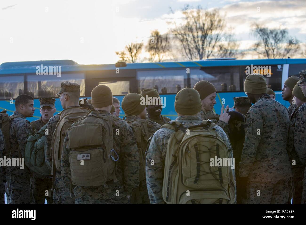 Stati Uniti Marines con il Mar Nero La forza di rotazione 17.1 prepararsi a bordo di un autobus dopo essere arrivati in Vaernes, Norvegia, gen. 16, 2017. Un contingente limitato di Stati Uniti Marines ha iniziato a ruotare in e fuori della Norvegia nei primi mesi del 2017 al treno con la norvegese il personale militare a sostegno degli Stati Uniti Comando europeo requisiti. Foto Stock