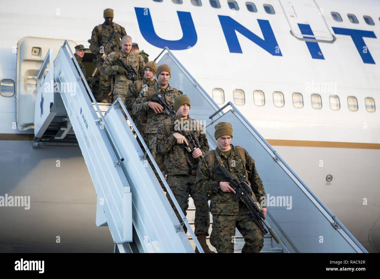Stati Uniti Marines con il Mar Nero La forza di rotazione 17.1 sbarcare un piano in Stjordal, Vaernes, Norvegia, gen. 16, 2017. Un contingente limitato di Stati Uniti Marines ha iniziato a ruotare in e fuori della Norvegia nei primi mesi del 2017 al treno con la norvegese il personale militare a sostegno degli Stati Uniti Comando europeo requisiti. Foto Stock