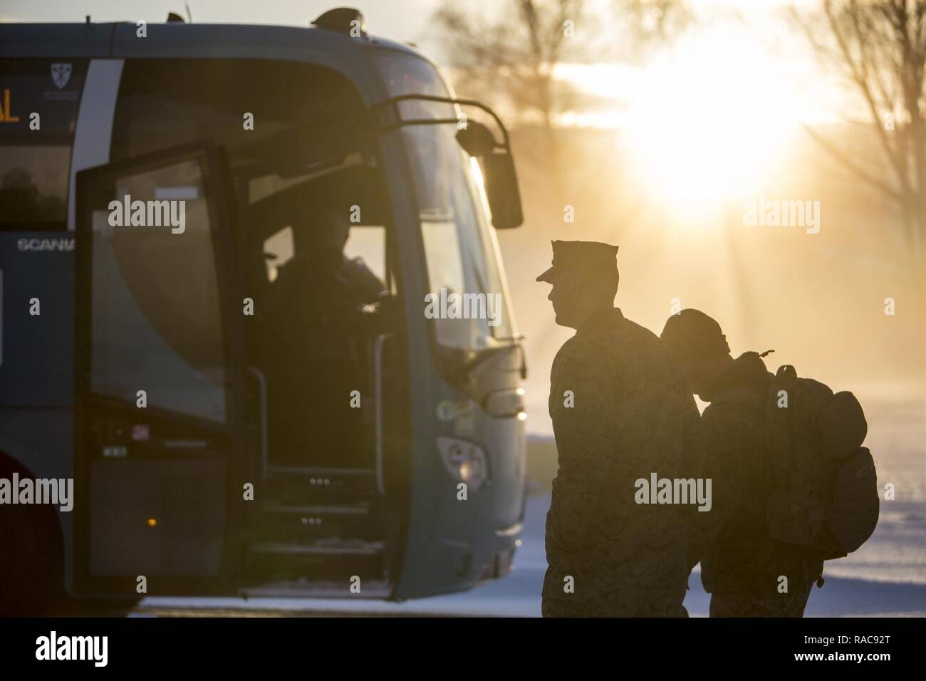 Stati Uniti Marines con il Mar Nero La forza di rotazione 17.1 prepararsi a bordo di un autobus dopo essere arrivati in Stjdoral, Vaernes, Norvegia, gen. 16, 2017. Un contingente limitato di Stati Uniti Marines ha iniziato a ruotare in e fuori della Norvegia nei primi mesi del 2017 al treno con la norvegese il personale militare a sostegno degli Stati Uniti Comando europeo requisiti. Foto Stock