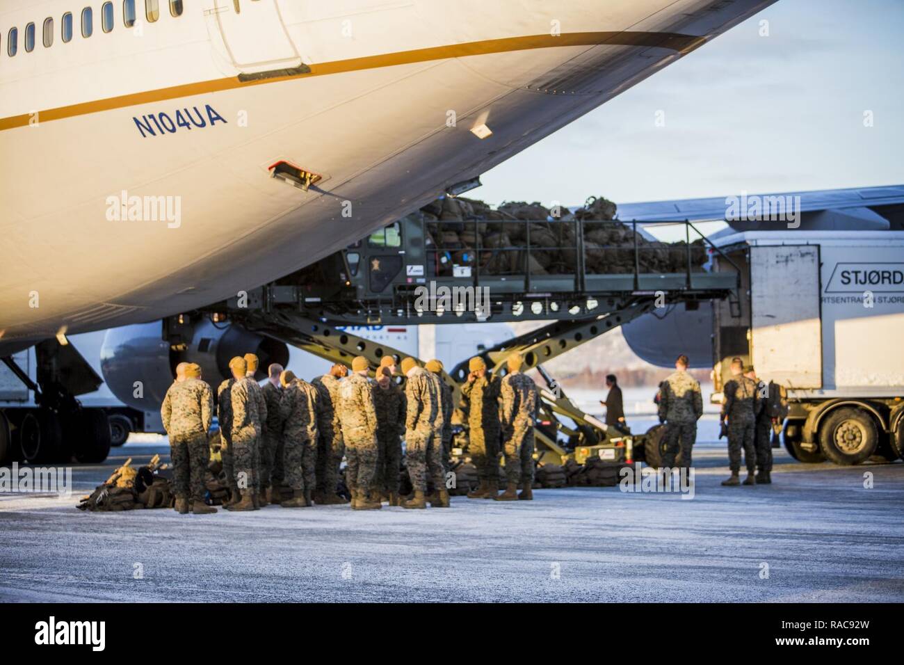Stati Uniti Marines con il Mar Nero La forza di rotazione 17.1 ingranaggio di scarico da un piano dopo l'arrivo in Vaernes, Norvegia, gen. 16, 2017. I marines sono parte della neonata Marine Force-Europe rotazionale, e sarà la formazione con il norvegese delle Forze Armate per migliorare l'interoperabilità e migliorare la loro capacità di condurre operazioni in condizioni artiche. Foto Stock