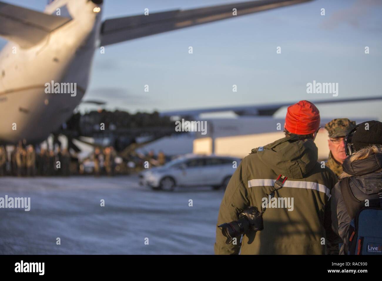 Stati Uniti Marine Corps Col. Doug Bruun, Marine Corps liaison team ufficiale responsabile in Norvegia, parla con i media locali dopo Marines con il Mar Nero La forza di rotazione 17.1 è arrivato in Vaernes, Norvegia, gen. 16, 2017. Un contingente limitato di Stati Uniti Marines ha iniziato a ruotare in e fuori della Norvegia nei primi mesi del 2017 al treno con la norvegese il personale militare a sostegno degli Stati Uniti Comando europeo requisiti. Foto Stock