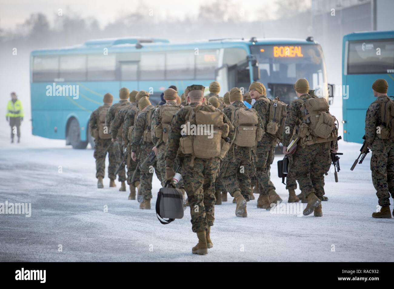 Stati Uniti Marines con il Mar Nero La forza di rotazione 17.1 prepararsi a bordo di un autobus dopo essere arrivati in Vaernes, Norvegia, gen. 16, 2017. I marines sono parte della neonata Marine Force-Europe rotazionale, e sarà la formazione con il norvegese delle Forze Armate per migliorare l'interoperabilità e migliorare la loro capacità di condurre operazioni in condizioni artiche. Foto Stock