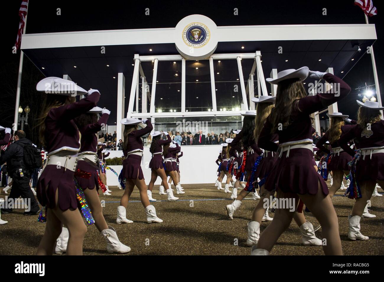 La danza Strutters team dal Texas State University saluta il presidential review stand durante la 58th inaugurazione presidenziale Parade di Washington D.C., il 20 gennaio. Il percorso della parata stirata circa 1,5 miglia lungo Pennsylvania Avenue dall'U.S. Capitol alla Casa Bianca. Foto Stock