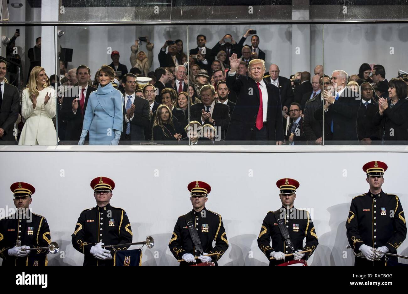 Stati Uniti Presidente Donald Trump saluta la folla dal presidential review stand durante la 58th inaugurazione presidenziale Parade di Washington D.C., il 20 gennaio. Il percorso della parata stirata circa 1,5 miglia lungo Pennsylvania Avenue dall'U.S. Capitol alla Casa Bianca. Foto Stock