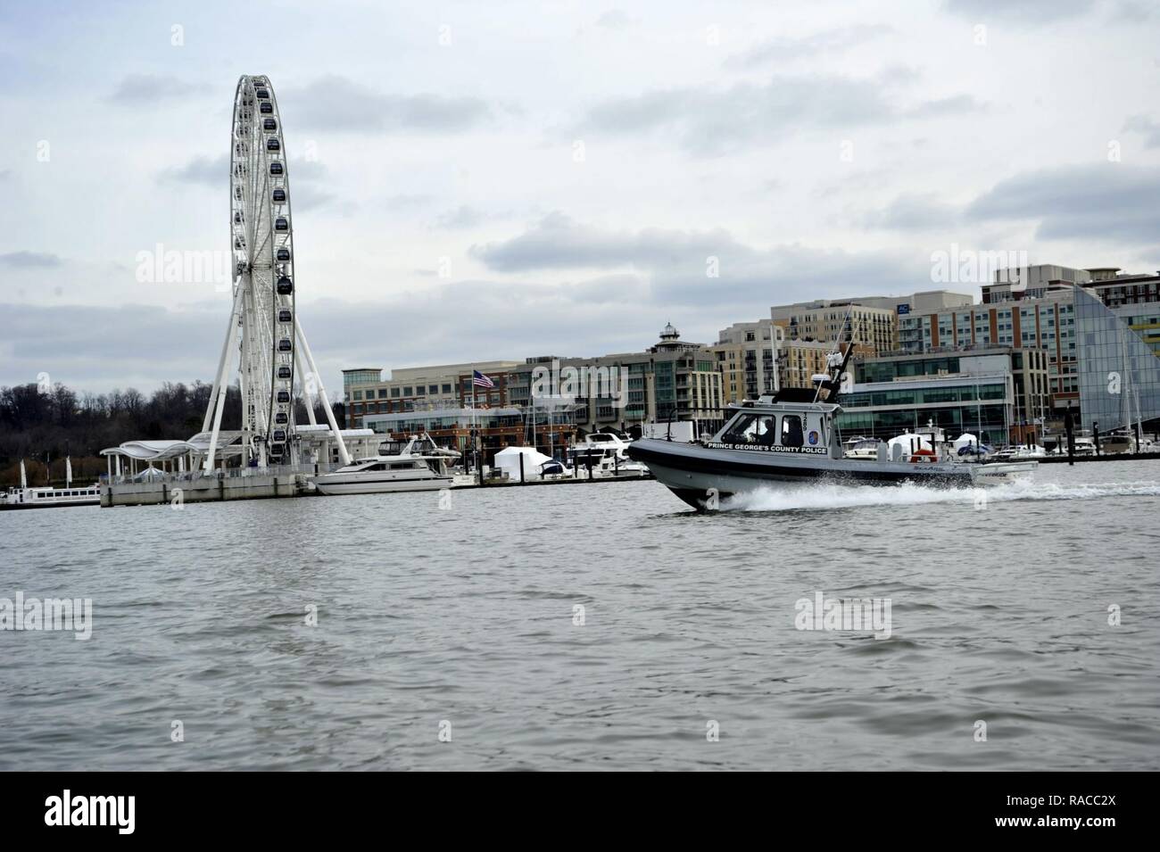 Prince George County poliziotti imporre una zona di sicurezza che circonda Washington D.C., prima della cinquantottesima inaugurazione presidenziale. Stato, federale e le agenzie locali hanno collaborato per limitare non autorizzato del traffico di nave di navigare attraverso la zona. Stati Uniti Coast Guard Foto Stock